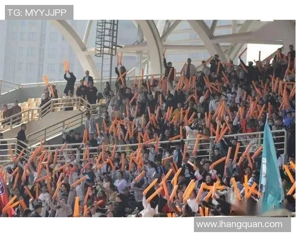 街头偶遇足球巨星球迷们纷纷围观合影留念 街头偶遇足球巨星球迷们纷纷围观合影留念