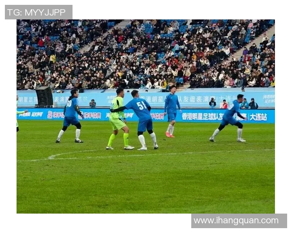 足球明星亲密互动瞬间搭肩膀的温馨时刻尽显友谊与团队精神