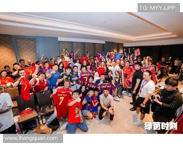 足球明星与球迷亲密合影kt板记录精彩瞬间的温馨时刻