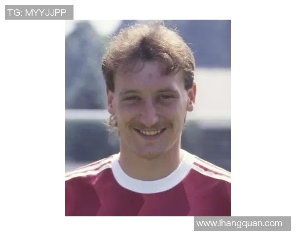 足球明星时代变迁对比图揭示传奇与新星的风采与成就 足球明星时代变迁对比图揭示传奇与新星的风采与成就